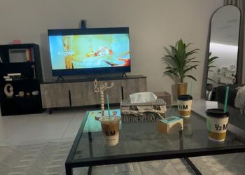 شقة بصالة مريحة وغرفة نوم 