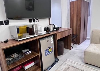 استديو بسرير ماستر وجلسة جانبية