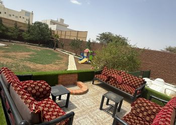 استراحة بمجلس وفناء خارجي 