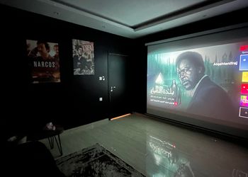 شقة بغرفة سينما وغرفتين نوم