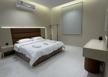 شالية بصالة مطلة على المسبح 