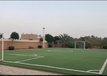 استراحة بمسطح اخضر والعاب اطفال