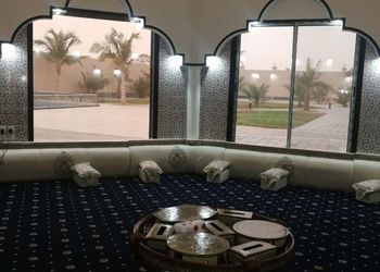استراحة بمسطح اخضر و مسبح خارجي