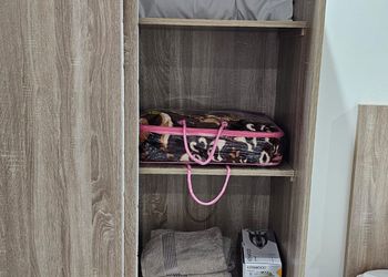 استديو غرفه ب 4 اسره مفرده 