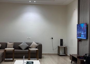 شاليه بمسبح و مسطح اخضر 