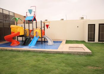 شاليه بركن شواء ومسطح اخضر 