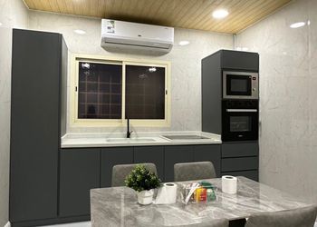 شقة بصالة وثلاث غرف نوم