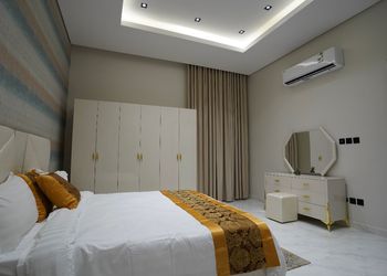 شقة بصالة مريحة وتصميم هادئ 
