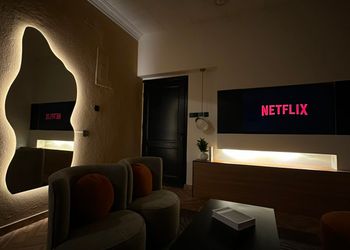 شقة بغرفة معيشة وغرفتين نوم