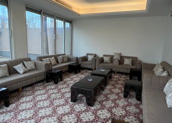 شاليه بمسطح اخضر وجلسة خارجية 
