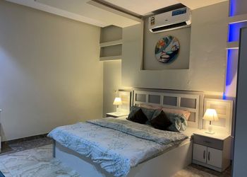 شاليه بجلسة تطل على مسبح خارجي 