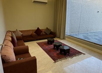 شاليه بمسطح اخضر ومسبح خارجي