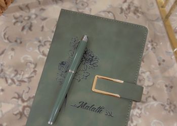 غرفة بسرير مريح وأثاث بسيط