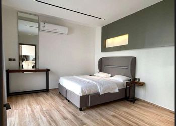 شاليه بمسطح اخضر  ومسبح