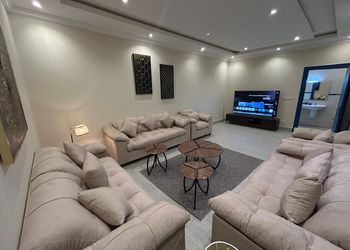 شاليه بمسطح اخضر ومسبح 