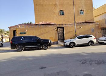 شقة بصالة وثلاث غرف نوم