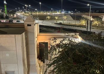 شاليه بمسطح اخضر وجلسة خارجية 