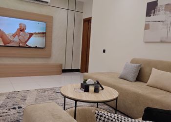 شقة بغرفتين نوم وصالة مريحة 