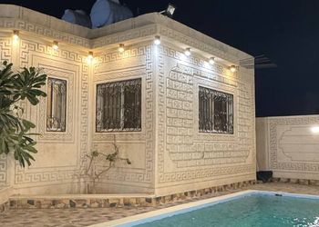 استراحة بمسبح خارجي وجلسة خارجية