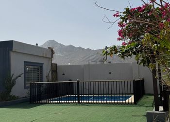 شاليه بجلسة مطله على حديقة 