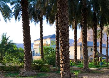 مزرعة بمسبح مطل على الحديقة