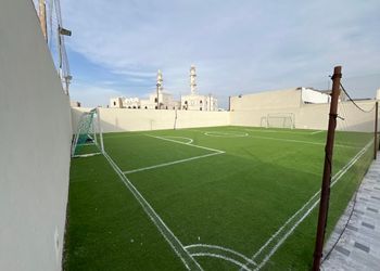 استراحة بملعب ومسبح خارجي