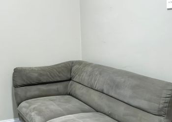 استديو بأثاث مريح وبسيط 