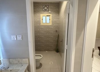 شقة بصاله وثلاث غرف نوم 