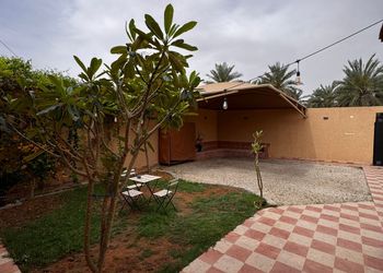 شاليه بصالة أنيقة ومسبح داخلي 
