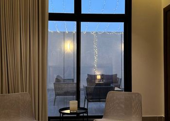 شالية بمجلس مطل على المسبح 