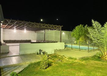 استراحة بمسبح خارجي ومجالس 