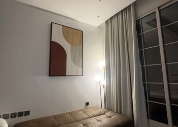 استديو بأثاث مريح وبسيط 
