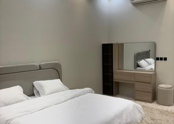 استراحة بمسطح اخضر وجلسة خارجية