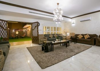 استراحة بملعب كرة قدم و مسبح