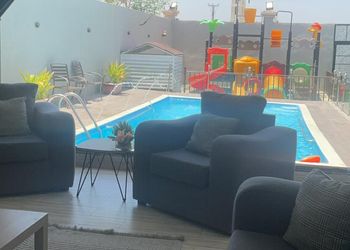 شاليه بصالة مطلة على المسبح 
