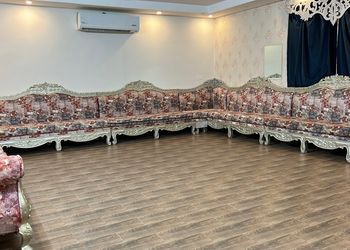 شاليه بجلسة خارجية ومسطح اخضر