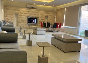 شاليه بمسبح خارجي ومسطح اخضر