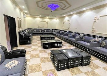 استراحة بجلسه مطله على مسطح اخضر 