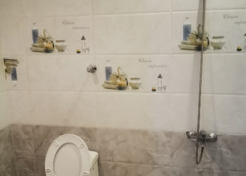 شاليه بمسطح اخضر وجلسة خارجيه