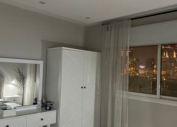 شقة ببلكونة مطلة ودخول ذاتي