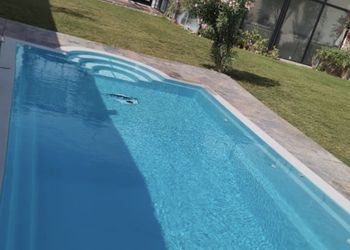 استراحة بمسبح خارجي ومسطح اخضر