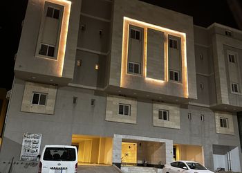 شقة بمجلس وغرفتين نوم وغرفة خدمة