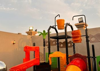 شاليه بصالة مطلة على المسبح 