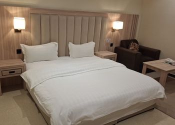 غرفة بسرير ماستر