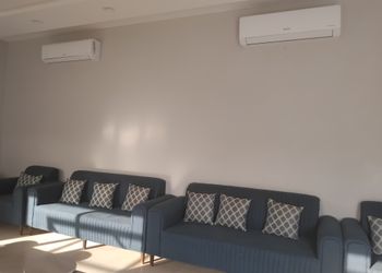 شاليه بصالة جلوس وجلسة خارجية