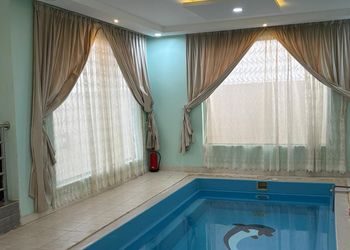 شاليه بمسطح اخضر وجلسة خارجية