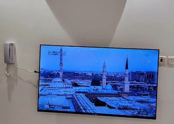 شقة بصالة وثلاث غرف نوم