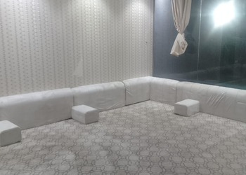 شاليه بجلسة خارجية ومسطح اخضر