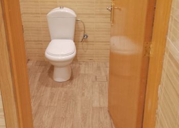 استراحة بجلسة مطلة على مسبح 