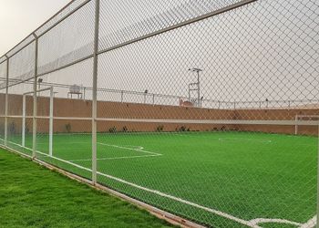 استراحة بألعاب أطفال وملعب كرة قدم